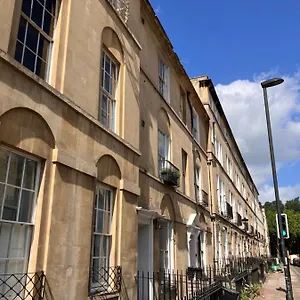 Elegant Well Appointed Maisonette 105m2 Apartment Bath